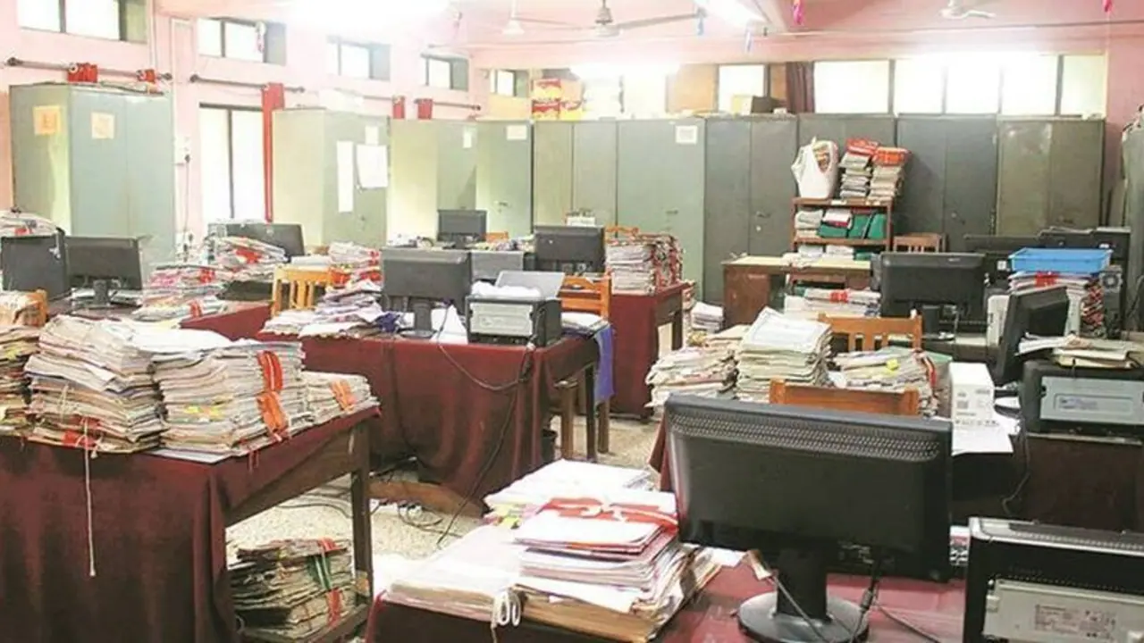 ಕಲಬುರಗಿ: ಮಧ್ಯಾಹ್ನ 12 ಆದರೂ ಕಚೇರಿಗೆ ಬಾರದ ಅಧಿಕಾರಿಗಳು..! ಕಲಬುರಗಿ: ಮಧ್ಯಾಹ್ನ 12 ಆದರೂ ಕಚೇರಿಗೆ ಬಾರದ ಅಧಿಕಾರಿಗಳು..!