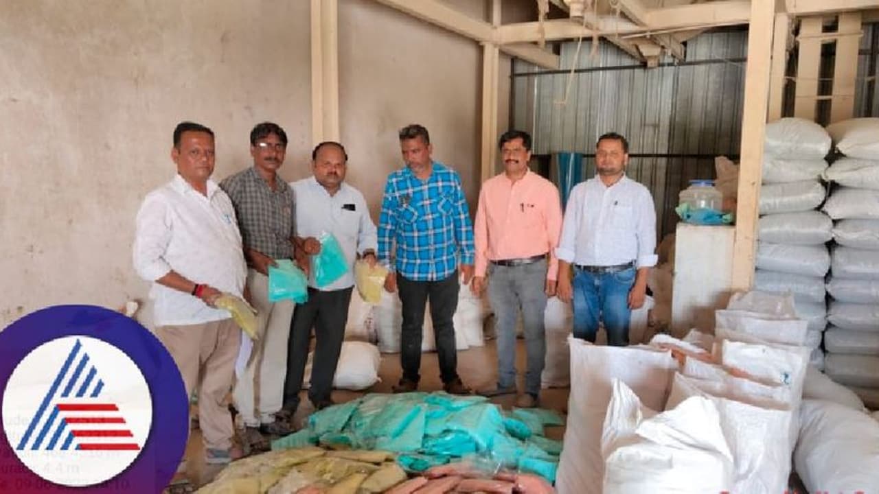 ಕಲಬುರಗಿ: ಪ್ಲಾಸ್ಟಿಕ್ ತಯಾರಿಕಾ ಕಂಪನಿಗಳ ಮೇಲೆ ದಾಳಿ, 11 ಟನ್ ನಿಷೇಧಿತ ಪ್ಲಾಸ್ಟಿಕ್ ವಶ ಕಲಬುರಗಿ: ಪ್ಲಾಸ್ಟಿಕ್ ತಯಾರಿಕಾ ಕಂಪನಿಗಳ ಮೇಲೆ ದಾಳಿ, 11 ಟನ್ ನಿಷೇಧಿತ ಪ್ಲಾಸ್ಟಿಕ್ ವಶ