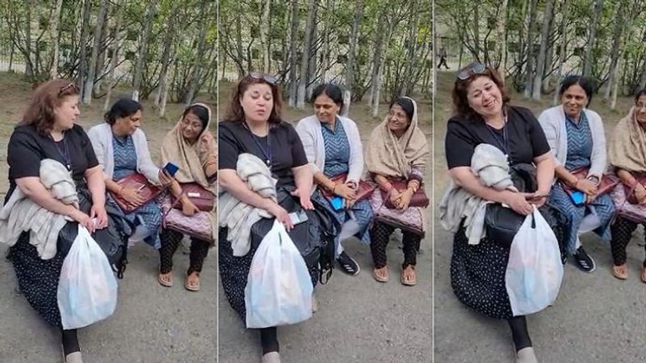 మగడాన్ విమానాశ్రయంలో చిక్కుకున్న ప్రయాణికులకు రష్యన్ మహిళ సహాయం..బాలీవుడ్ పాటలు పాడుతూ...(వీడియో) మగడాన్ విమానాశ్రయంలో చిక్కుకున్న ప్రయాణికులకు రష్యన్ మహిళ సహాయం..బాలీవుడ్ పాటలు పాడుతూ...(వీడియో)