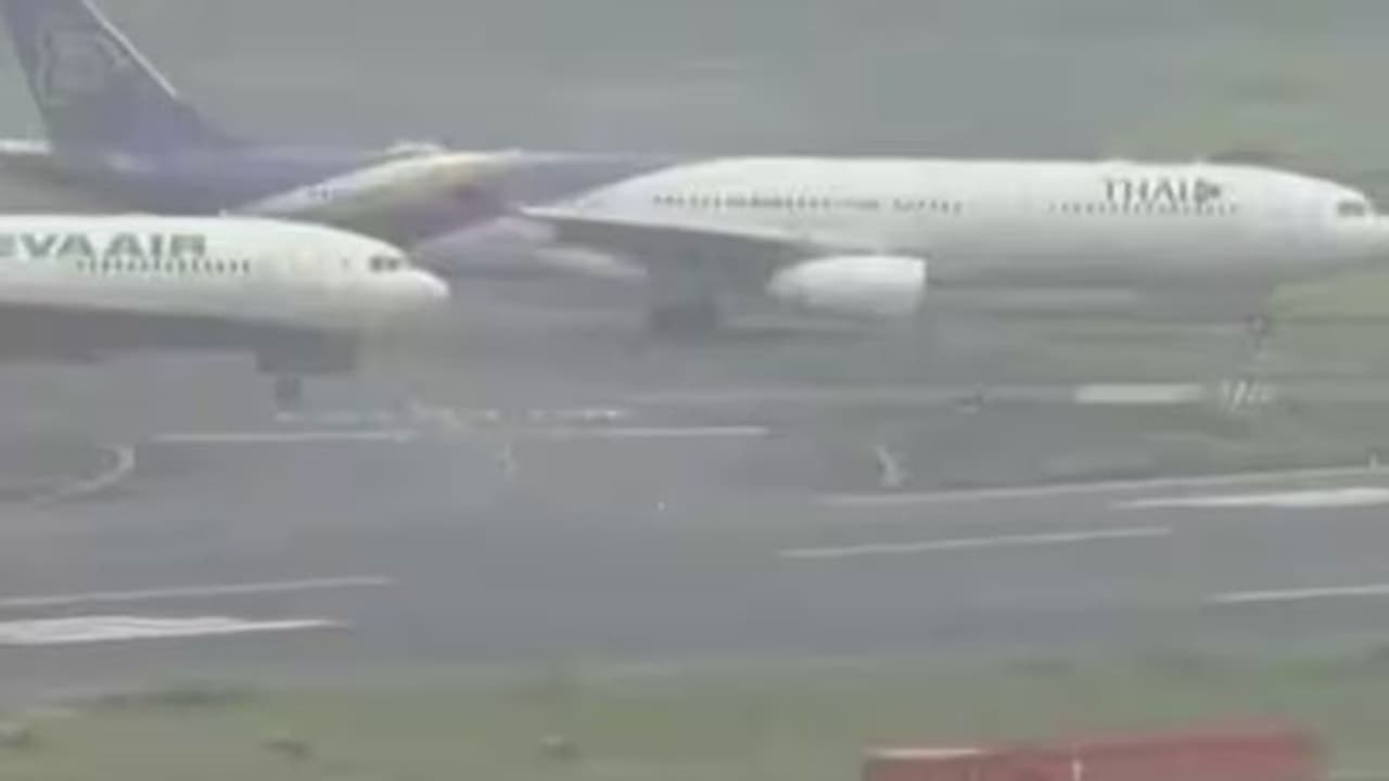 டோக்கியோ ஹனேடா விமான நிலையத்தில் 2 விமானங்கள் தரையில் மோதல்! ஒரு விமானத்தின் இறக்கை உடைந்தது!