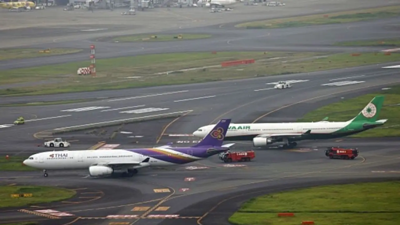 ഒരേ റണ്വേയിലേക്ക് ഒരുമിച്ചെത്തി വിമാനങ്ങള്, ചിറകറ്റ് യാത്രാവിമാനം; വഴി മാറി വൻദുരന്തം ഒരേ റണ്വേയിലേക്ക് ഒരുമിച്ചെത്തി വിമാനങ്ങള്, ചിറകറ്റ് യാത്രാവിമാനം; വഴി മാറി വൻദുരന്തം