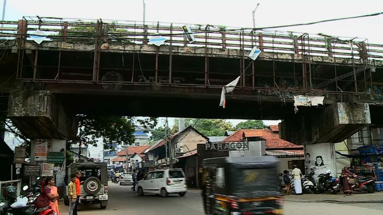 സിഎച്ച് മേല്പ്പാലം ചൊവ്വാഴ്ച മുതല് അടച്ചിടും; കോഴിക്കോട്ടെ ഗതാഗത ക്രമീകരണങ്ങള് അറിയാം സിഎച്ച് മേല്പ്പാലം ചൊവ്വാഴ്ച മുതല് അടച്ചിടും; കോഴിക്കോട്ടെ ഗതാഗത ക്രമീകരണങ്ങള് അറിയാം