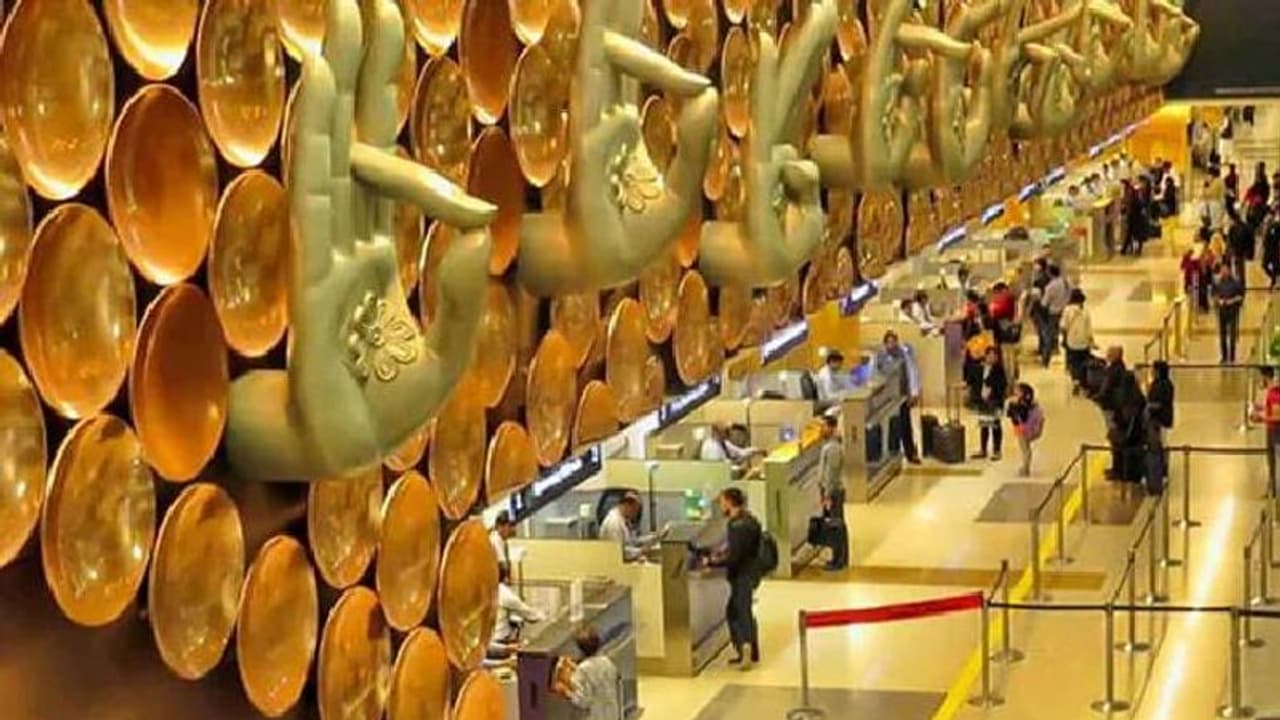 വിമാനത്തിൽ വച്ച് ഫോണിലൂടെ ബോംബ് എന്ന് പറഞ്ഞു, അടുത്തിരുന്ന യാത്രക്കാരിയുടെ പരാതിയിൽ യുവാവ് അറസ്റ്റിൽ വിമാനത്തിൽ വച്ച് ഫോണിലൂടെ ബോംബ് എന്ന് പറഞ്ഞു, അടുത്തിരുന്ന യാത്രക്കാരിയുടെ പരാതിയിൽ യുവാവ് അറസ്റ്റിൽ