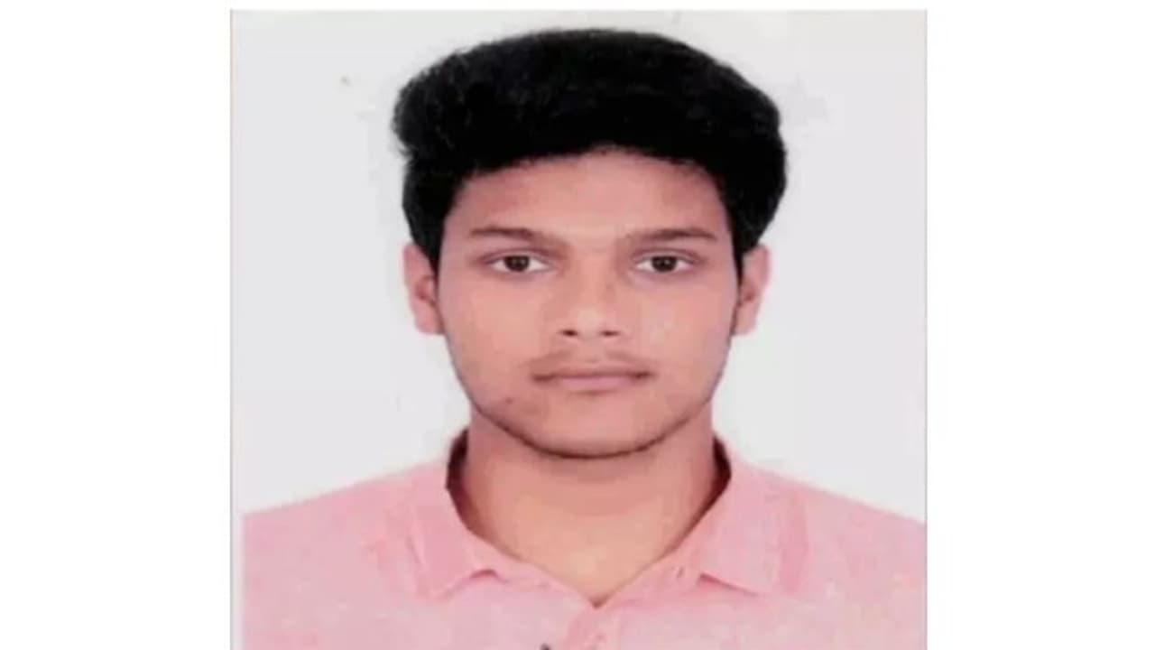 എണ്ണ ടാങ്ക് പൊട്ടിത്തെറിച്ചുണ്ടായ അപകടത്തില് മരിച്ച പ്രവാസിയുടെ മൃതദേഹം നാട്ടിലേക്ക് കൊണ്ടുപോയി എണ്ണ ടാങ്ക് പൊട്ടിത്തെറിച്ചുണ്ടായ അപകടത്തില് മരിച്ച പ്രവാസിയുടെ മൃതദേഹം നാട്ടിലേക്ക് കൊണ്ടുപോയി