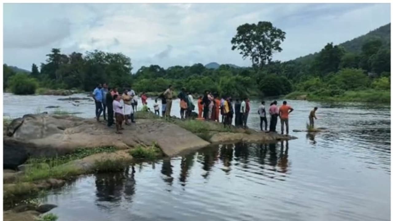 അതിരപ്പിള്ളിയിൽ പുഴയിൽ കാണാതായ യുവാവിന്റെ മൃതദേഹം ലഭിച്ചു; അപകടം കുളിക്കാനിറങ്ങിയപ്പോൾ അതിരപ്പിള്ളിയിൽ പുഴയിൽ കാണാതായ യുവാവിന്റെ മൃതദേഹം ലഭിച്ചു; അപകടം കുളിക്കാനിറങ്ങിയപ്പോൾ