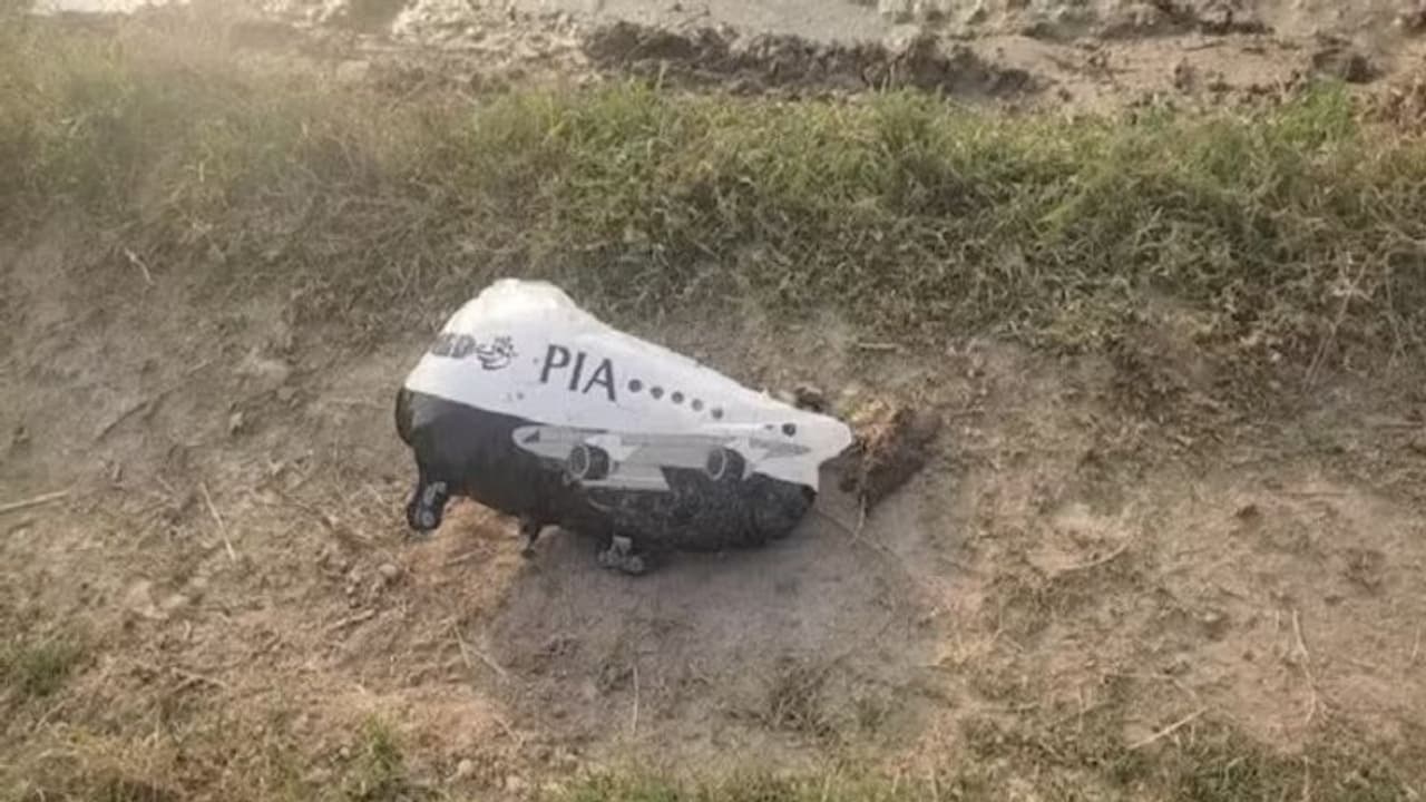 ಗಡಿಯಲ್ಲಿ ಪಾಕ್ನ ವಿಮಾನ ಮಾದರಿಯ ಬಲೂನ್ ಪತ್ತೆ ಮಾಡಿದ ಭಾರತೀಯ ಸೇನೆ! ಗಡಿಯಲ್ಲಿ ಪಾಕ್ನ ವಿಮಾನ ಮಾದರಿಯ ಬಲೂನ್ ಪತ್ತೆ ಮಾಡಿದ ಭಾರತೀಯ ಸೇನೆ!