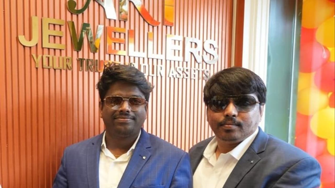 ஒரு லட்சம் முதலீடு செய்தால் மாதம் 12,000..! மோசடி செய்த நகைக்கடை அதிபர்களை தட்டி தூக்கிய போலீஸ்