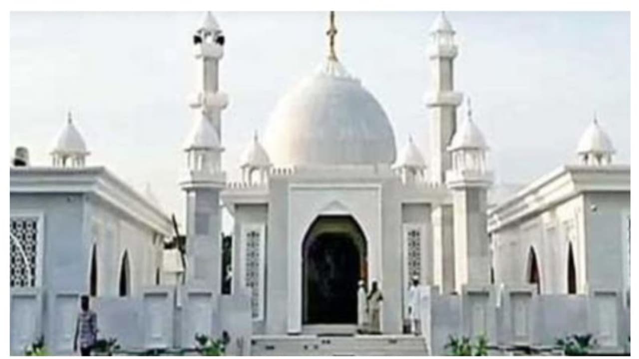 'മക്കളെ വളർത്താൻ ഒരുപാട് സഹിച്ചു'; അമ്മയുടെ ഓർമക്കായി 5 കോടി രൂപ ചെലവില് താജ് മഹൽ നിർമിച്ച് മകൻ 'മക്കളെ വളർത്താൻ ഒരുപാട് സഹിച്ചു'; അമ്മയുടെ ഓർമക്കായി 5 കോടി രൂപ ചെലവില് താജ് മഹൽ നിർമിച്ച് മകൻ