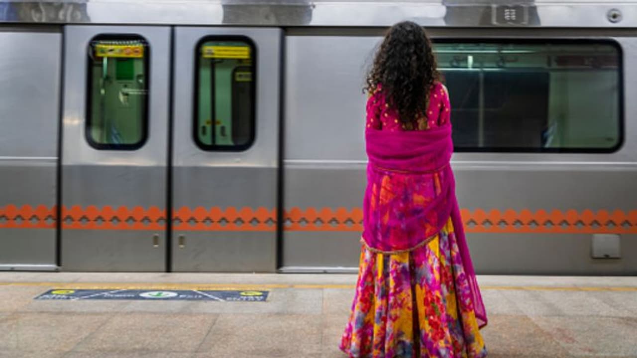 ഇനി കണ്ണുവെട്ടിച്ച് ഫോട്ടോഷൂട്ട് വേണ്ട, സേവ് ദ ഡേറ്റ് ഷൂട്ടിന് അനുമതിയുമായി റെയില്വേ ഇനി കണ്ണുവെട്ടിച്ച് ഫോട്ടോഷൂട്ട് വേണ്ട, സേവ് ദ ഡേറ്റ് ഷൂട്ടിന് അനുമതിയുമായി റെയില്വേ