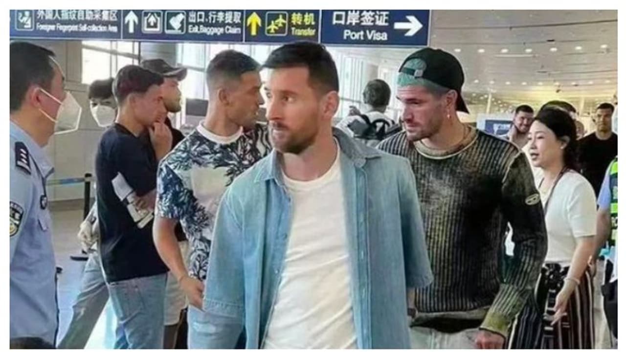 മെസിയെ ബെയ്ജിംഗ് എയര്പോര്ട്ടില് തടഞ്ഞു! കണ്ണിമ ചിമ്മാതെ കൂടെ നിന്ന് ഡി പോള് വീഡീയോ മെസിയെ ബെയ്ജിംഗ് എയര്പോര്ട്ടില് തടഞ്ഞു! കണ്ണിമ ചിമ്മാതെ കൂടെ നിന്ന് ഡി പോള് വീഡീയോ