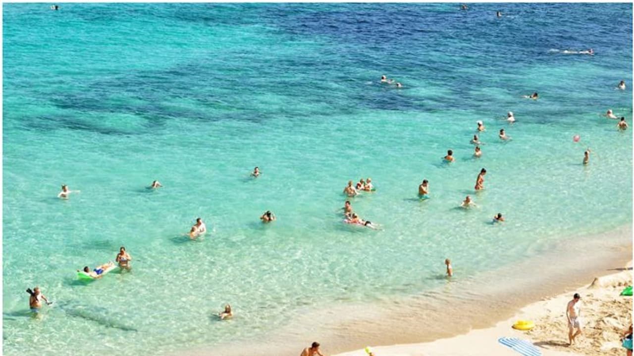 'ബീച്ചിൽ വന്നോളൂ, ന​ഗ്നരായി വെയിൽ കാഞ്ഞോളൂ, പക്ഷേ ലൈം​ഗിക ബന്ധത്തിലേർപ്പെടരുത്'; വിലക്കുമായി യൂറോപ്യൻ രാജ്യം