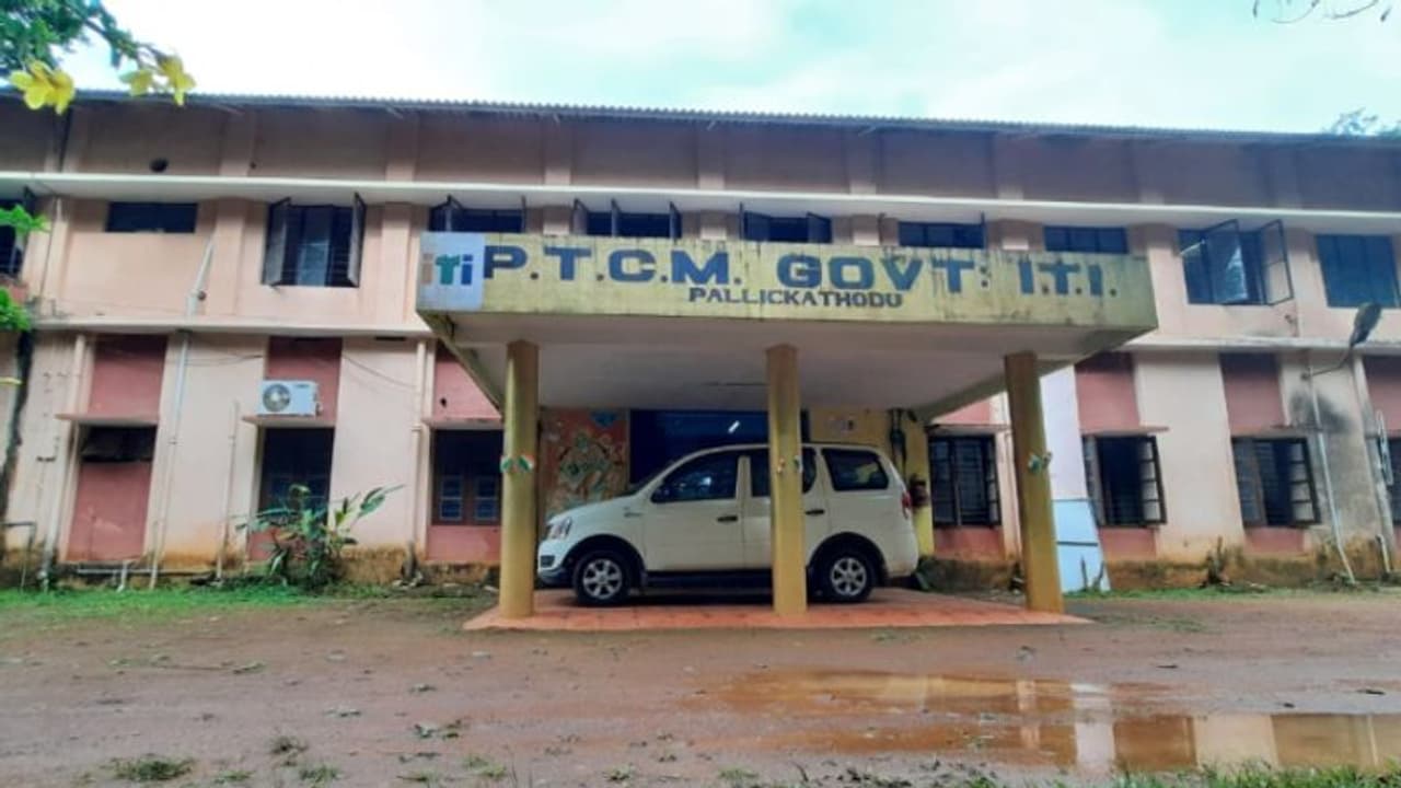 അധ്യാപകരെ ആക്രമിച്ച കേസ്; പുറത്താക്കിയ വിദ്യാര്ത്ഥികൾക്ക് പ്രത്യേക നിയമനം; പക്ഷേ, പരീക്ഷ എഴുതാനുള്ള ഹാജർ ഇല്ല അധ്യാപകരെ ആക്രമിച്ച കേസ്; പുറത്താക്കിയ വിദ്യാര്ത്ഥികൾക്ക് പ്രത്യേക നിയമനം; പക്ഷേ, പരീക്ഷ എഴുതാനുള്ള ഹാജർ ഇല്ല