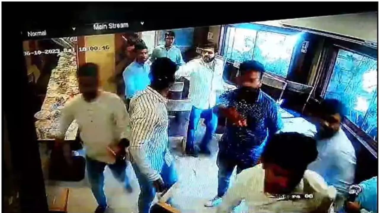 മറ്റൊരു നേതാവിന്റെ അച്ഛന് വിളിച്ചു, ബിജെപി യുവനേതാവിനെ പൊതിരെ തല്ലി അണികൾ, ഇടപെട്ട സംസ്ഥാന നേതാവിനും അടികിട്ടി