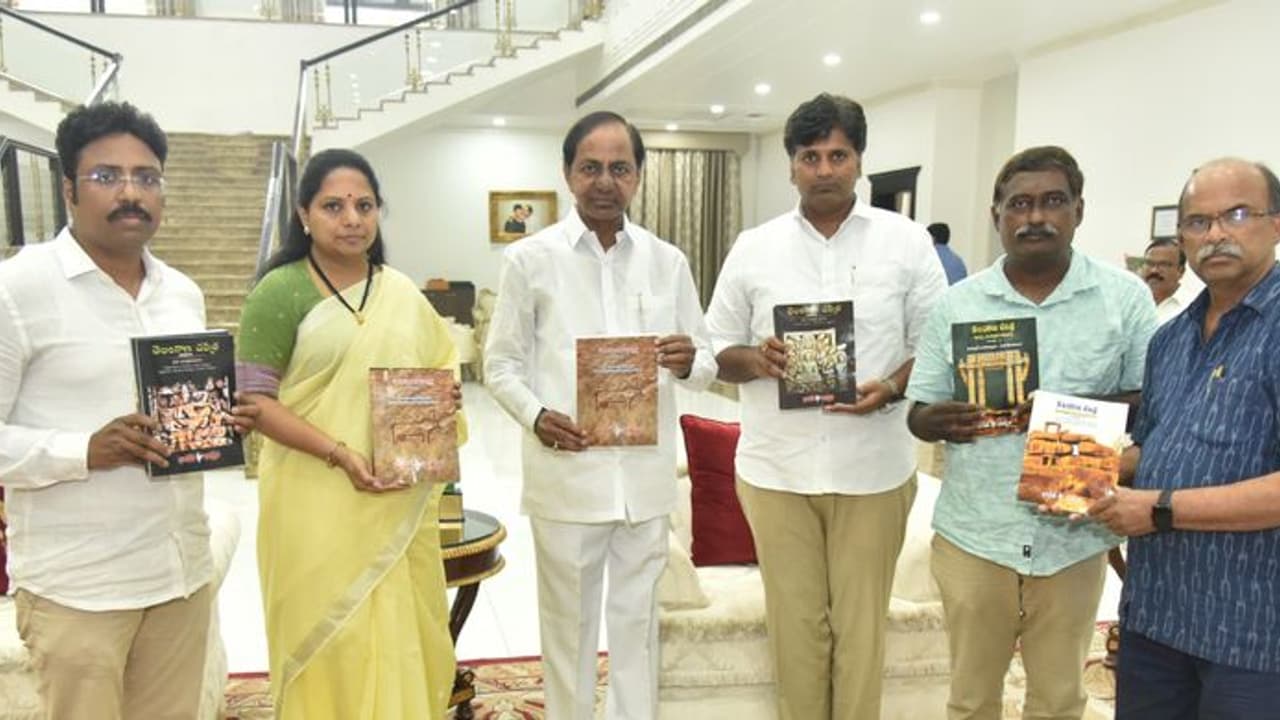 తెలంగాణ చరిత్రపై భారత్ జాగృతి పుస్తకాన్ని ఆవిష్కరించిన సీఎం కేసీఆర్ తెలంగాణ చరిత్రపై భారత్ జాగృతి పుస్తకాన్ని ఆవిష్కరించిన సీఎం కేసీఆర్