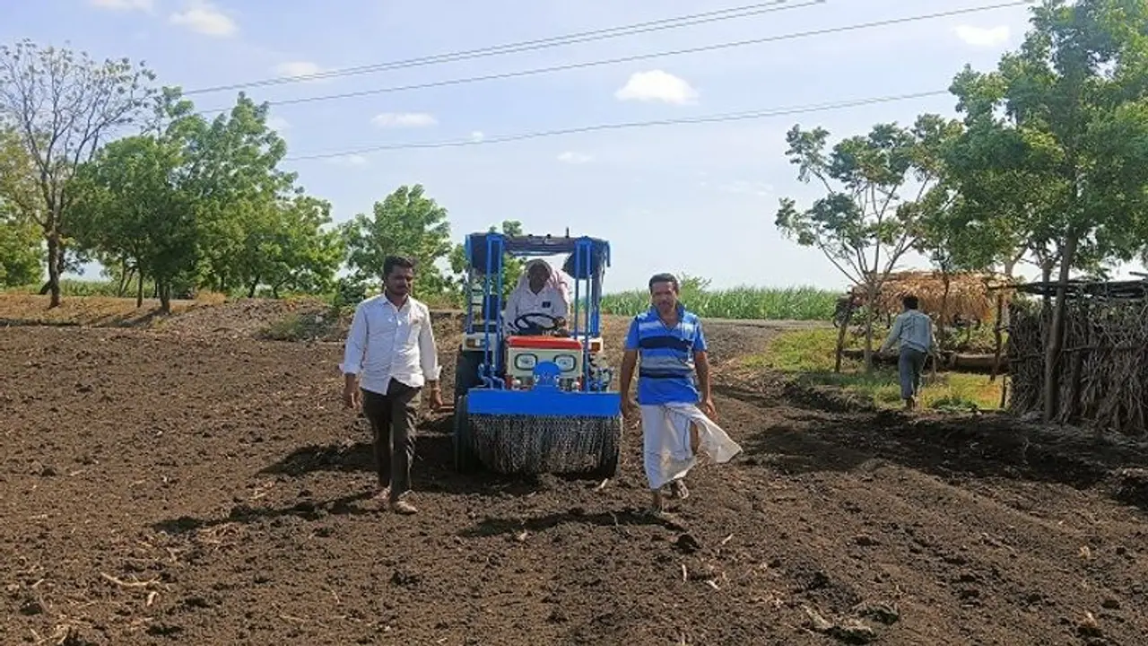 ಅಫಜಲ್ಪುರ: ಕೈಕೊಟ್ಟ ಮಳೆ, ದೇವರ ನಂಬಿ ಒಣ ಭೂಮಿಯಲ್ಲಿ ಬಿತ್ತನೆ ಅಫಜಲ್ಪುರ: ಕೈಕೊಟ್ಟ ಮಳೆ, ದೇವರ ನಂಬಿ ಒಣ ಭೂಮಿಯಲ್ಲಿ ಬಿತ್ತನೆ