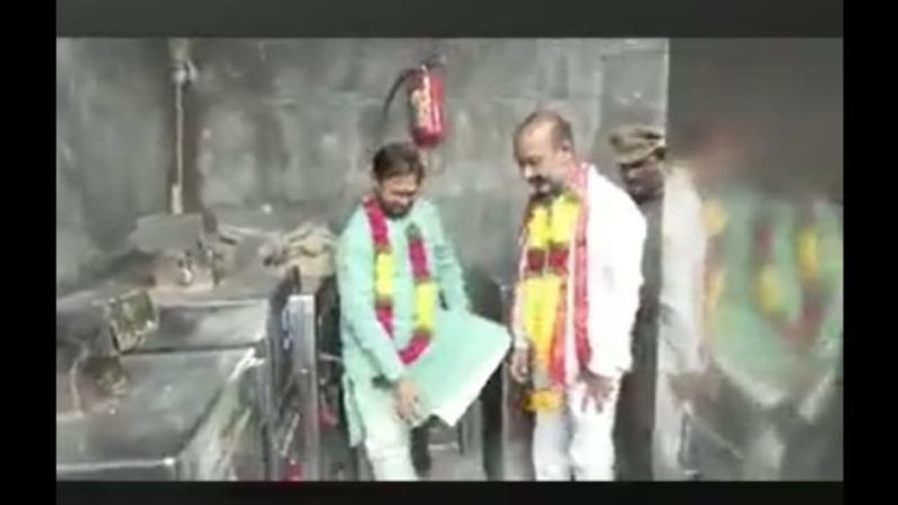 ప్రకాశ్ జవదేకర్ పాదరక్షలతో వేములవాడ గర్భగుడిలోకి వెళ్లారా?.. అసలు నిజమేమిటి.. ప్రకాశ్ జవదేకర్ పాదరక్షలతో వేములవాడ గర్భగుడిలోకి వెళ్లారా?.. అసలు నిజమేమిటి..