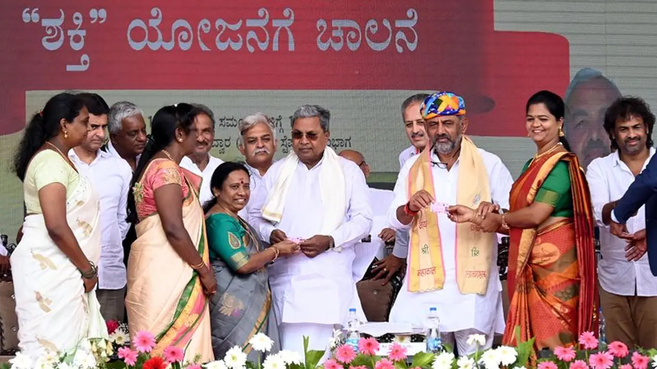 ಯಾರಲ್ಲಿ... ಫ್ರೀ ಟಿಕೆಟ್ ಟಿಕೆಟ್: ರಾಜ್ಯಾದ್ಯಂತ ಏಕಕಾಲಕ್ಕೆ ಮಹಿಳೆಯರ ಉಚಿತ ಬಸ್ ಪ್ರಯಾಣಕ್ಕೆ ಚಾಲನೆ ಯಾರಲ್ಲಿ... ಫ್ರೀ ಟಿಕೆಟ್ ಟಿಕೆಟ್: ರಾಜ್ಯಾದ್ಯಂತ ಏಕಕಾಲಕ್ಕೆ ಮಹಿಳೆಯರ ಉಚಿತ ಬಸ್ ಪ್ರಯಾಣಕ್ಕೆ ಚಾಲನೆ