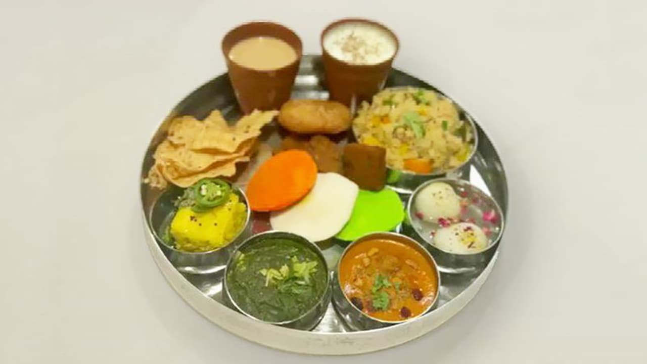 అమెరికాలోని రెస్టారెంట్లో ‘‘మోదీ జీ’’ థాలీ.. ప్రధాని మోదీ పర్యటకు ముందు ప్రారంభం.. (వీడియో) అమెరికాలోని రెస్టారెంట్లో ‘‘మోదీ జీ’’ థాలీ.. ప్రధాని మోదీ పర్యటకు ముందు ప్రారంభం.. (వీడియో)