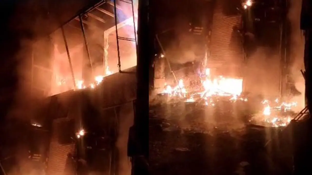 அதிகாலையில் சென்னையில் பயங்கரம்.. அடுத்தடுத்து மளமளவென தீ பிடித்து எரிந்த துணிக்கடைகள்.. நடந்தது என்ன? அதிகாலையில் சென்னையில் பயங்கரம்.. அடுத்தடுத்து மளமளவென தீ பிடித்து எரிந்த துணிக்கடைகள்.. நடந்தது என்ன?