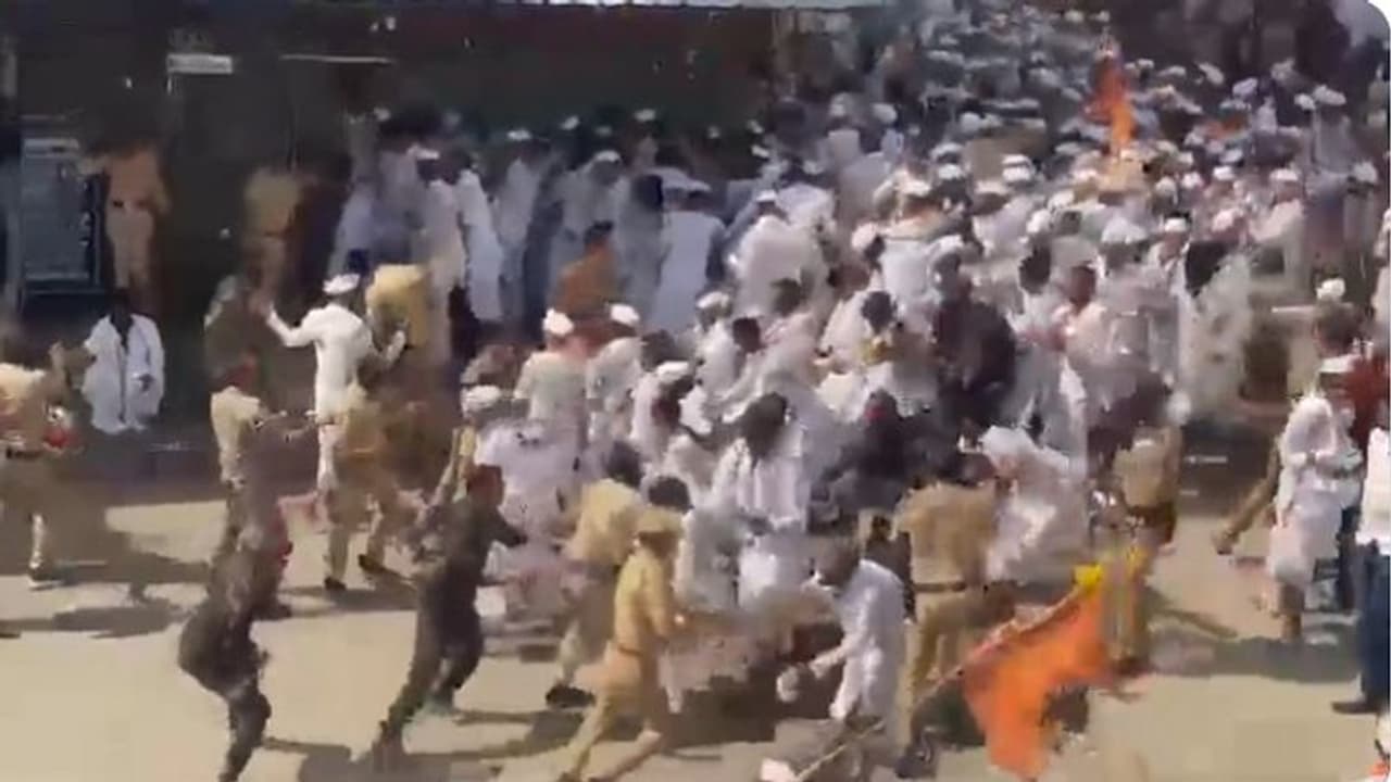 పండరీపూర్ కు వెళ్తున్న భక్తులపై మహారాష్ట్ర పోలీసుల లాఠీచార్జి.. మొఘలులు మళ్లీ జన్మించారని ప్రతిపక్షాల ఫైర్ పండరీపూర్ కు వెళ్తున్న భక్తులపై మహారాష్ట్ర పోలీసుల లాఠీచార్జి.. మొఘలులు మళ్లీ జన్మించారని ప్రతిపక్షాల ఫైర్