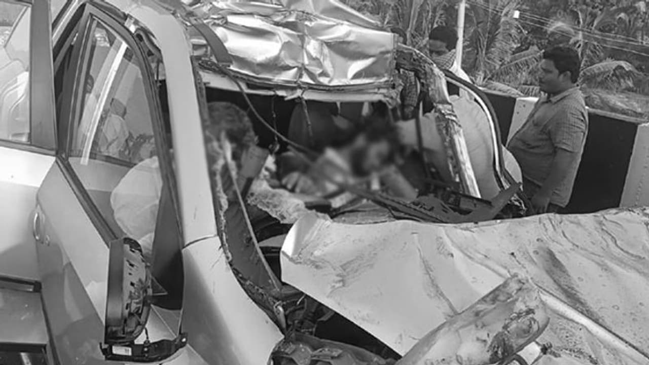 ಶಾಲಾ ಬಸ್ ಹಾಗೂ ಕಾರಿನ ನಡುವೆ ಭೀಕರ ಅಪಘಾತ, ಸ್ಥಳದಲ್ಲೇ ಐವರ ಸಾವು!