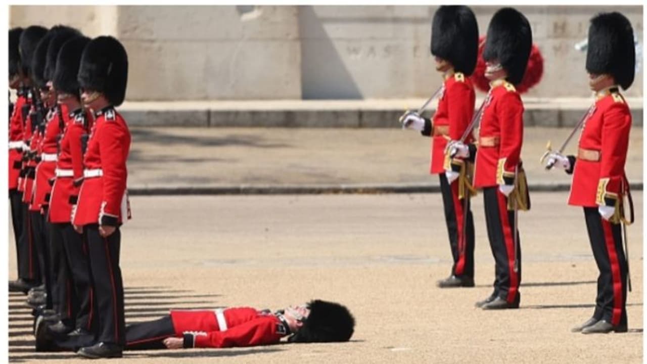 ഇവരോ ഇന്ത്യ കീഴടക്കിയത്? 30 ഡിഗ്രി ചൂടില് വീഴുന്ന യുകെ റോയൽ ഗാർഡിന്റെ വീഡിയോ കണ്ട് നെറ്റിസണ്സ് ഇവരോ ഇന്ത്യ കീഴടക്കിയത്? 30 ഡിഗ്രി ചൂടില് വീഴുന്ന യുകെ റോയൽ ഗാർഡിന്റെ വീഡിയോ കണ്ട് നെറ്റിസണ്സ്