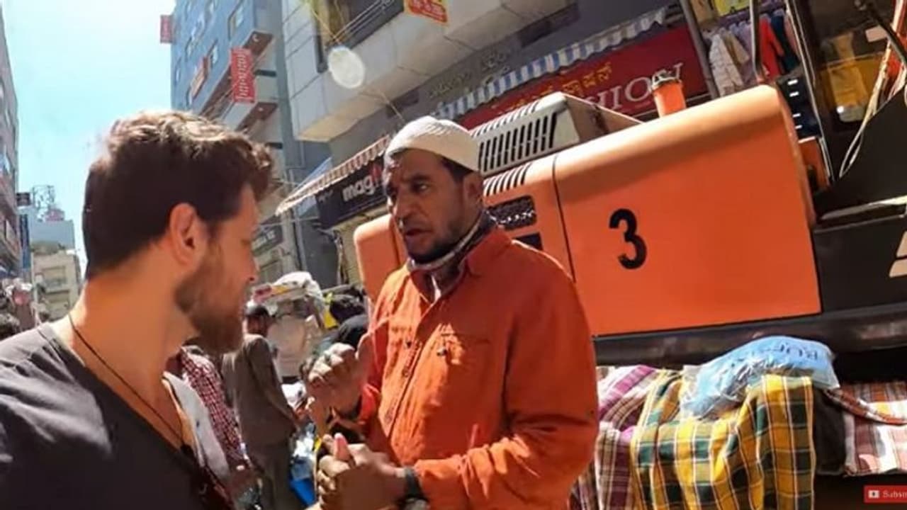 బెంగళూరులోని చోర్ బజార్ లో డచ్ యూట్యూబర్ కు చేదు అనుభవం.. వ్లాగింగ్ చేస్తుండగా దాడి.. నెటిజన్ల ఆగ్రహం బెంగళూరులోని చోర్ బజార్ లో డచ్ యూట్యూబర్ కు చేదు అనుభవం.. వ్లాగింగ్ చేస్తుండగా దాడి.. నెటిజన్ల ఆగ్రహం