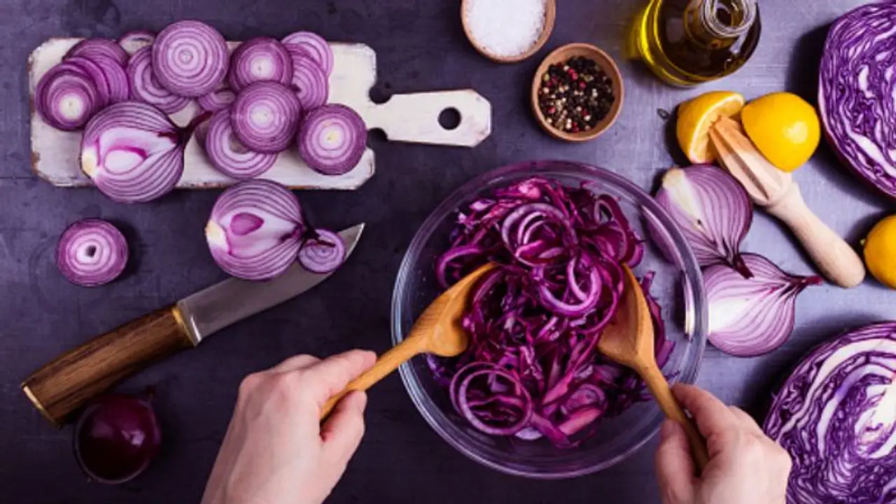 ഉള്ളി പച്ചയ്ക്ക് കഴിക്കുന്നത് കൊണ്ടുള്ള ഈ ഗുണങ്ങള്‍ അറിയാമോ? 