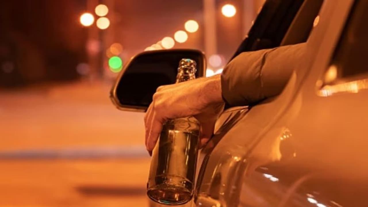 ಎಣ್ಣೆ ಏಟಲ್ಲಿ ದಾರಿಯಲ್ಲಿ ಹೋಗೋನಿಗೆ ಸ್ವಂತ ಕಾರು ಕೊಟ್ಟು ಮೆಟ್ರೋ ಏರಿದ, ಇದರಲ್ಲಿದೆ ಟ್ವಿಸ್ಟು!