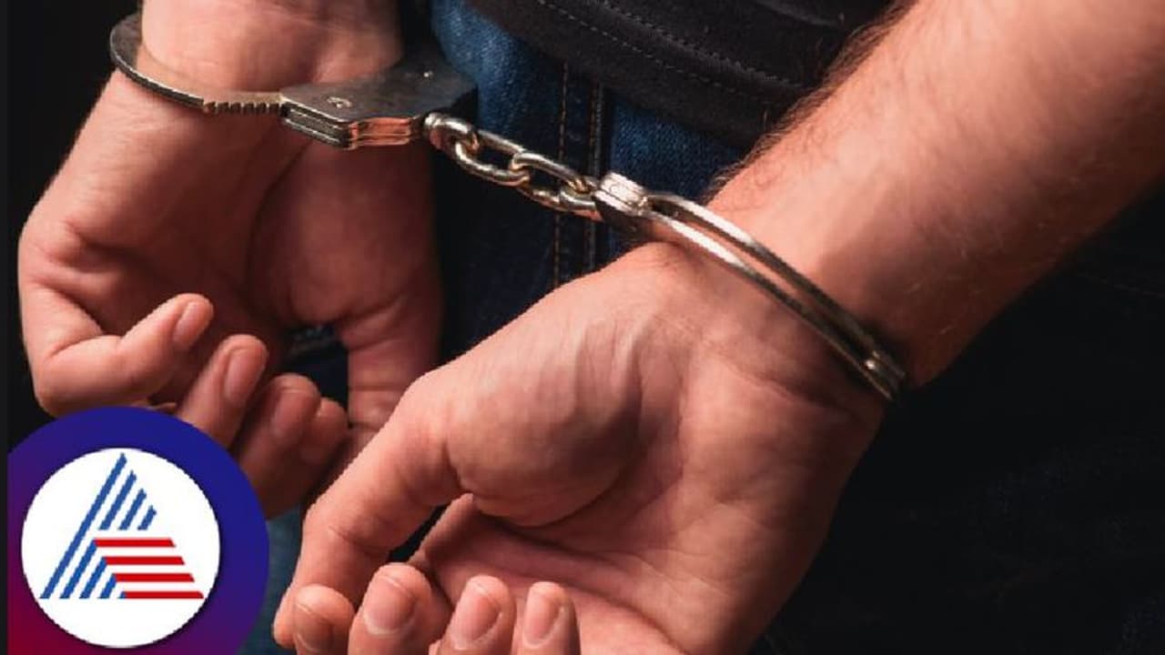 ಅಕ್ರಮ ಗಾಂಜಾ ಮಾರಾಟ; ಇಬ್ಬರು ಅಂತಾರಾಷ್ಟ್ರೀಯ ಪೆಡ್ಲರ್ಸ್ ಅರೆಸ್ಟ್ ಅಕ್ರಮ ಗಾಂಜಾ ಮಾರಾಟ; ಇಬ್ಬರು ಅಂತಾರಾಷ್ಟ್ರೀಯ ಪೆಡ್ಲರ್ಸ್ ಅರೆಸ್ಟ್