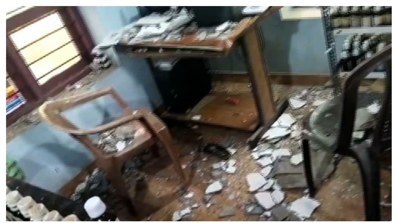 സർക്കാർ ഹോമിയോ ഡിസ്പെൻസറിയിൽ കോൺക്രീറ്റ് സീലിങ് അടർന്നുവീണു; ഫാർമസിസ്റ്റിന് പരിക്ക് സർക്കാർ ഹോമിയോ ഡിസ്പെൻസറിയിൽ കോൺക്രീറ്റ് സീലിങ് അടർന്നുവീണു; ഫാർമസിസ്റ്റിന് പരിക്ക്