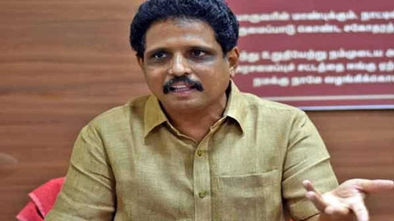 ஒரு அதிகாரி பயணிக்க தனி ரயில்.. பாண்டியன் எக்ஸ்பிரஸ் வேறு பிளாட்பாரம் மாற்றம் 1000 பயணிகள் அவதி சு.வெங்கடேசன்