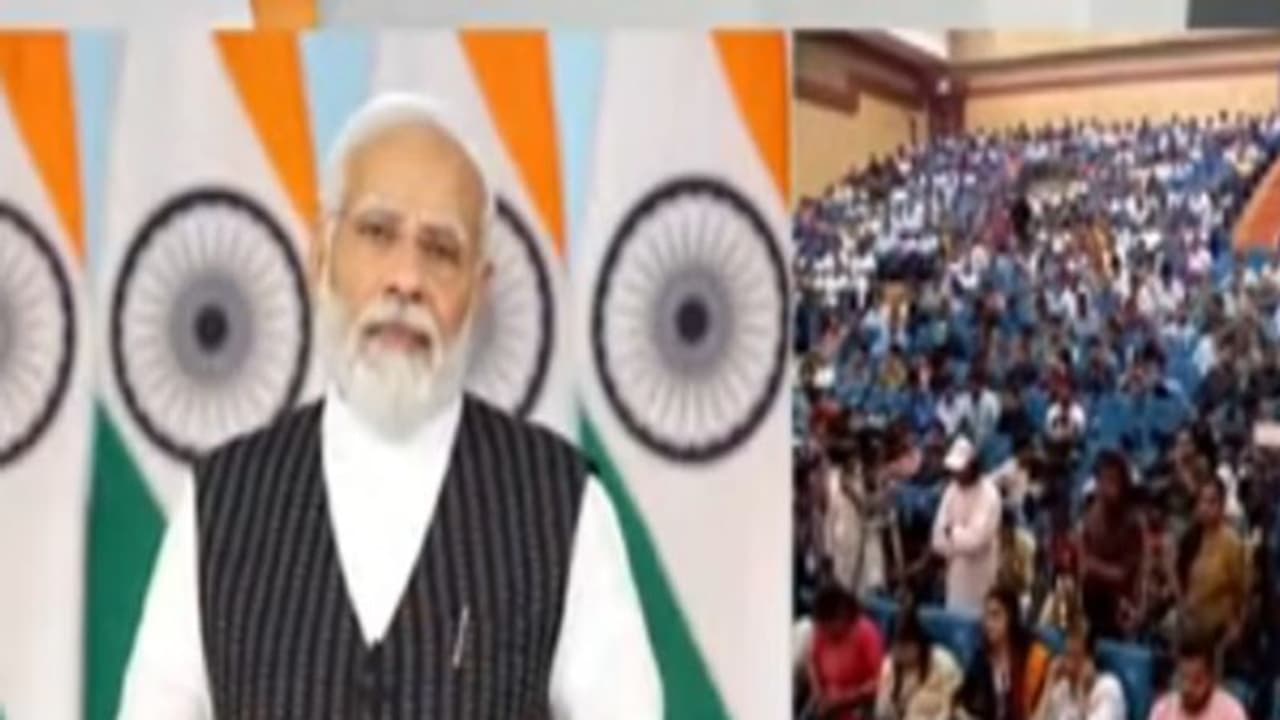 வேலைவாய்ப்பு மேளா: 70000 பேருக்கு பணிநியமன ஆணைகள் வழங்கும் பிரதமர் மோடி! வேலைவாய்ப்பு மேளா: 70000 பேருக்கு பணிநியமன ஆணைகள் வழங்கும் பிரதமர் மோடி!