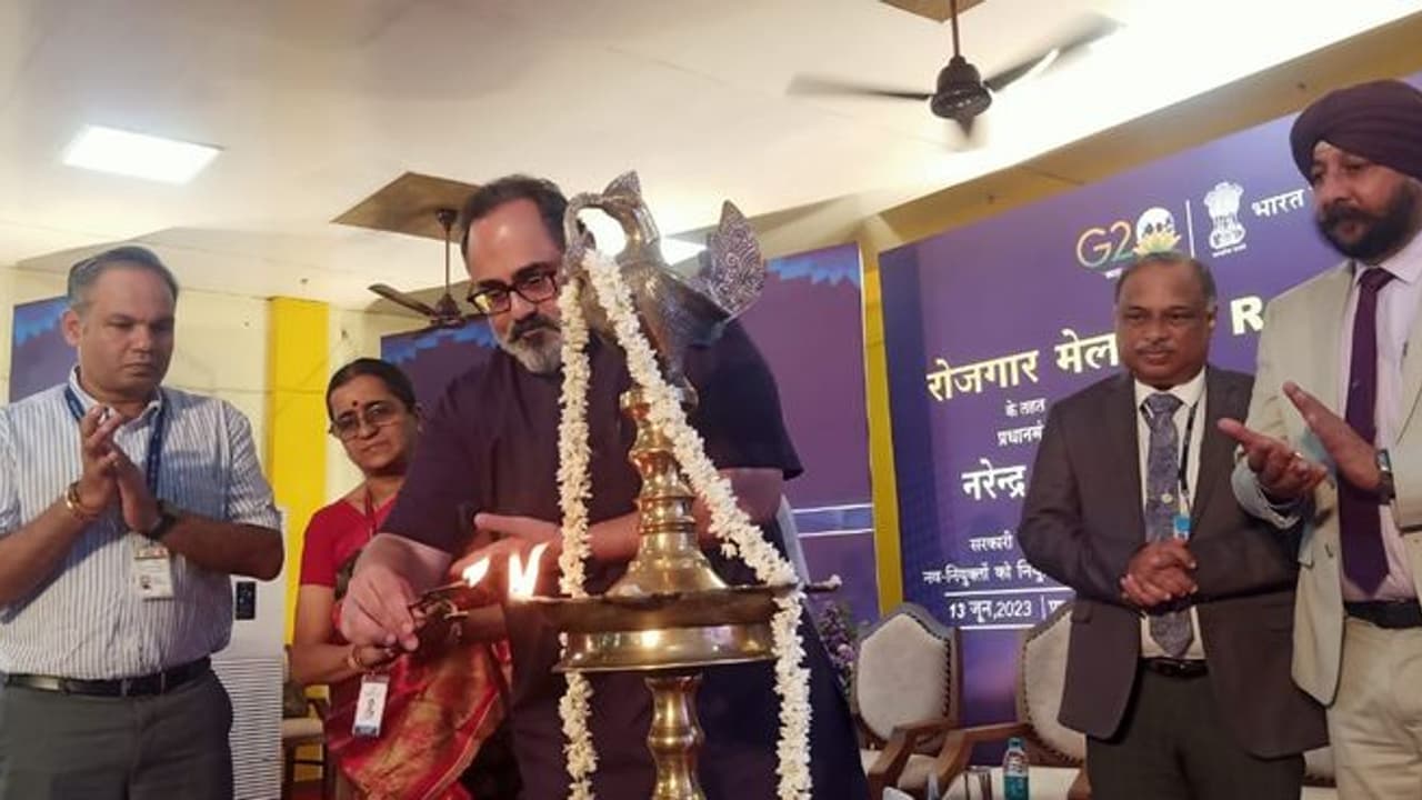 కేరళలో రోజ్ గార్ మేళాను ప్రారంభించిన కేంద్ర మంత్రి రాజీవ్ చంద్రశేఖర్ కేరళలో రోజ్ గార్ మేళాను ప్రారంభించిన కేంద్ర మంత్రి రాజీవ్ చంద్రశేఖర్