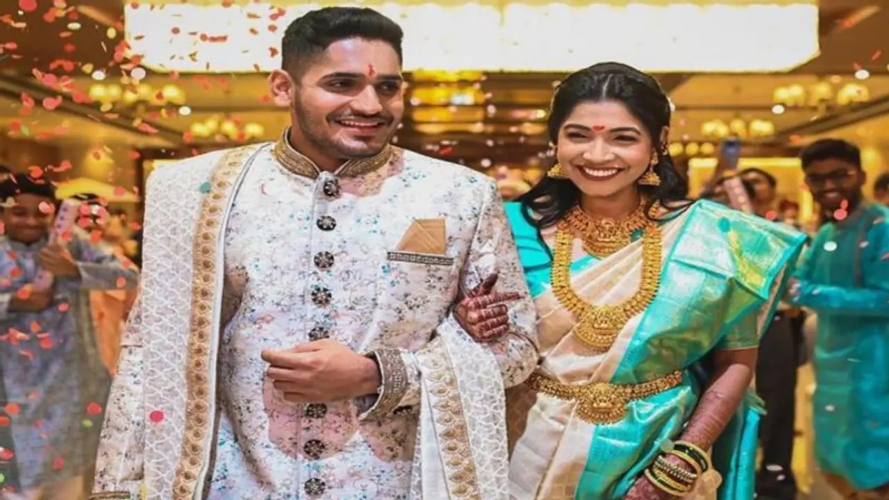 காதலியை கரம் பிடித்த சிஎஸ்கே வீரர் துஷார் தேஷ்பாண்டே: பந்து மீது மோதிரம் வைத்து நிச்சயதார்த்தம்! காதலியை கரம் பிடித்த சிஎஸ்கே வீரர் துஷார் தேஷ்பாண்டே: பந்து மீது மோதிரம் வைத்து நிச்சயதார்த்தம்!