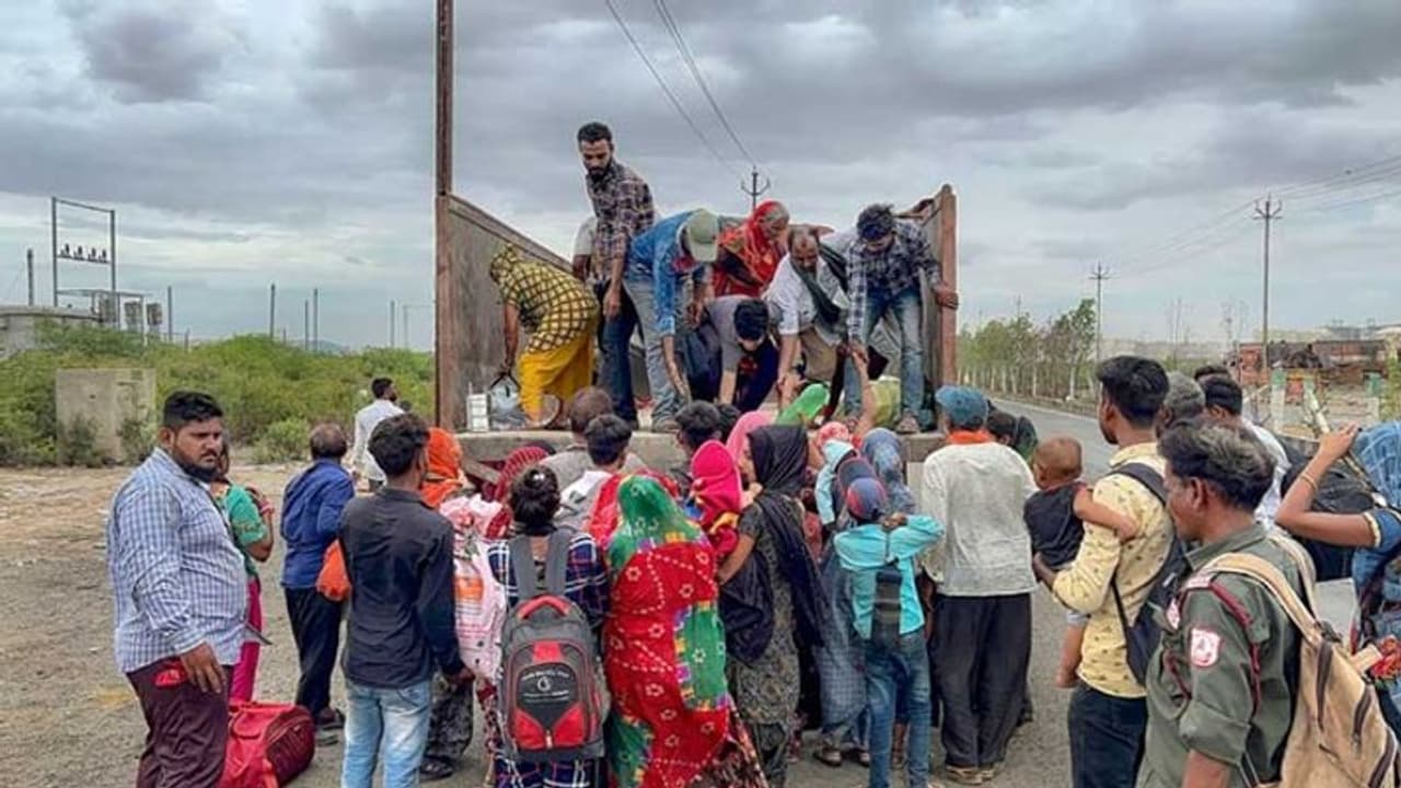 வலுவிழந்தது பிபர்ஜாய் புயல்: மக்களை வெளியேற்றும் பணி குஜராத்தில் தீவிரம்!