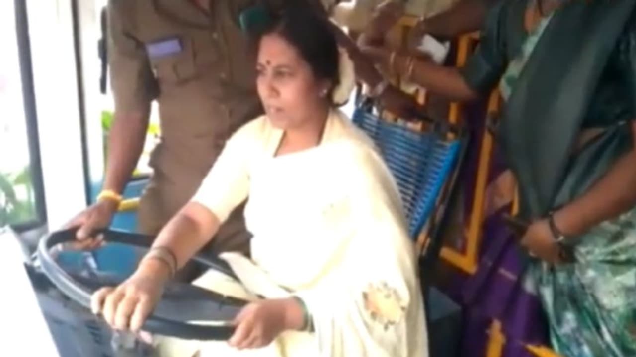 കോൺഗ്രസ് വനിതാ എംഎൽഎ ഓടിച്ച ബസ് ആളുകളെ ഇടിച്ചോ? സംഭവിച്ചത് ഇങ്ങനെയെന്ന് വിശദീകരണം! കോൺഗ്രസ് വനിതാ എംഎൽഎ ഓടിച്ച ബസ് ആളുകളെ ഇടിച്ചോ? സംഭവിച്ചത് ഇങ്ങനെയെന്ന് വിശദീകരണം!