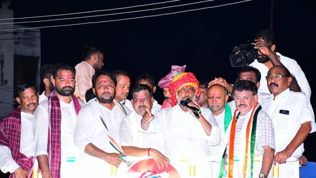 వేయి కిలో మీటర్లు పూర్తి చేసుకున్న భట్టి విక్రమార్క 'పీపుల్స్ మార్చ్ పాదయాత్ర' వేయి కిలో మీటర్లు పూర్తి చేసుకున్న భట్టి విక్రమార్క 'పీపుల్స్ మార్చ్ పాదయాత్ర'