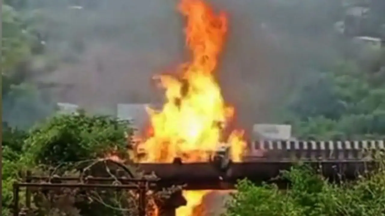 ಎಕ್ಸ್‌ಪ್ರೆಸ್‌ವೇ ಹೆದ್ದಾರಿಯಲ್ಲಿ ಕೆಮಿಕಲ್ ತುಂಬಿದ ಲಾರಿ ಸ್ಫೋಟ; ನಾಲ್ವರು ಮೃತ, ಮೂವರು ಗಂಭೀರ!