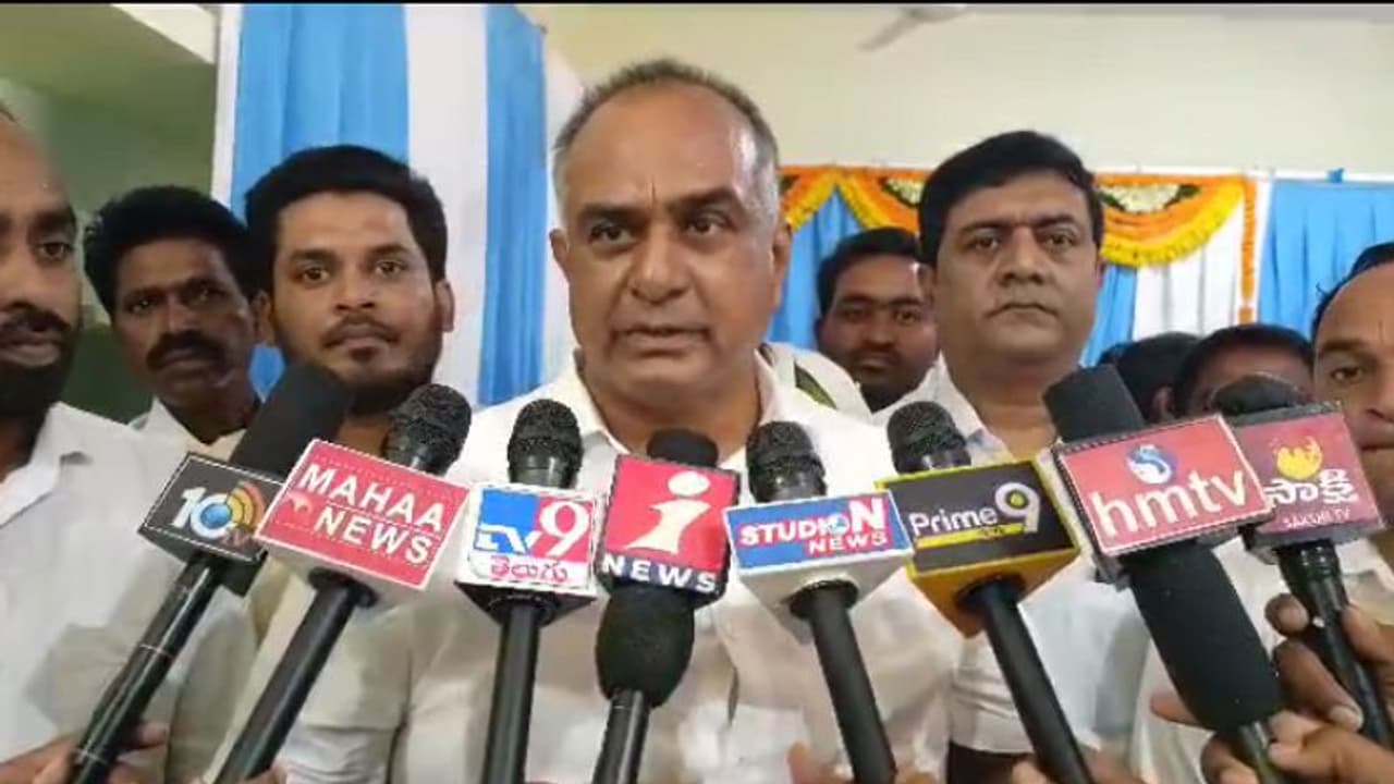 వేములవాడ బిఆర్ఎస్ లో ఆదిపత్యపోరు... ఎమ్మెల్యేను కాదని సొంతంగా ఆఫీస్ తెరిచిన సీనియర్ నేత (వీడియో) వేములవాడ బిఆర్ఎస్ లో ఆదిపత్యపోరు... ఎమ్మెల్యేను కాదని సొంతంగా ఆఫీస్ తెరిచిన సీనియర్ నేత (వీడియో)