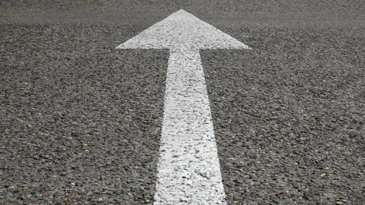 ಎಚ್ಚೆತ್ತ ಆಡಳಿತ ವರ್ಗ: ನಗರದ ರೋಡ್ ಹಂಫ್ಸ್ಗಳಿಗೆ ಬಿಳಿ ಪಟ್ಟೆ ಎಚ್ಚೆತ್ತ ಆಡಳಿತ ವರ್ಗ: ನಗರದ ರೋಡ್ ಹಂಫ್ಸ್ಗಳಿಗೆ ಬಿಳಿ ಪಟ್ಟೆ