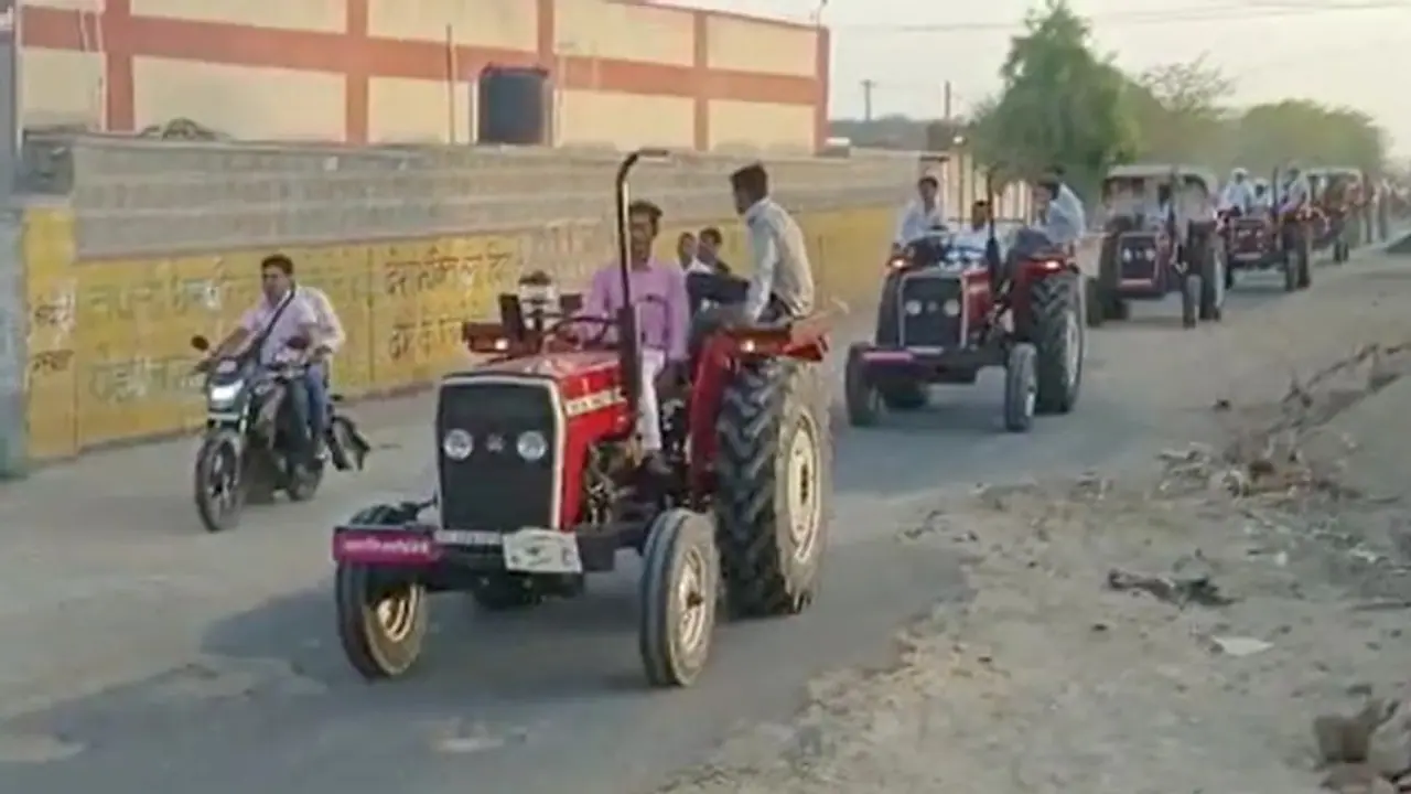 വിവാഹത്തിന് വധുവിന്‍റെ വീട്ടിലേക്ക് ട്രാക്ടറോടിച്ച് വരൻ; പിന്നാലെ നിരനിരയായി 51 ട്രാക്ടറുകള്‍...