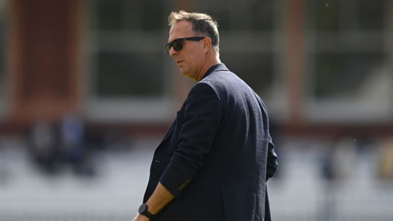 കുറഞ്ഞ ഓവര് നിരക്കിന് പിഴ കൊണ്ട് ഗുണമില്ല, വന് റണ് പെനാല്റ്റി വേണമെന്ന് ഇതിഹാസം കുറഞ്ഞ ഓവര് നിരക്കിന് പിഴ കൊണ്ട് ഗുണമില്ല, വന് റണ് പെനാല്റ്റി വേണമെന്ന് ഇതിഹാസം