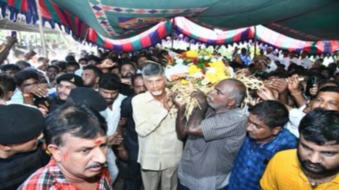 ముగిసిన టీడీపీ నేత కొత్తకోట దయాకర్ రెడ్డి అంత్యక్రియలు .. పాడె మోసిన చంద్రబాబు ముగిసిన టీడీపీ నేత కొత్తకోట దయాకర్ రెడ్డి అంత్యక్రియలు .. పాడె మోసిన చంద్రబాబు