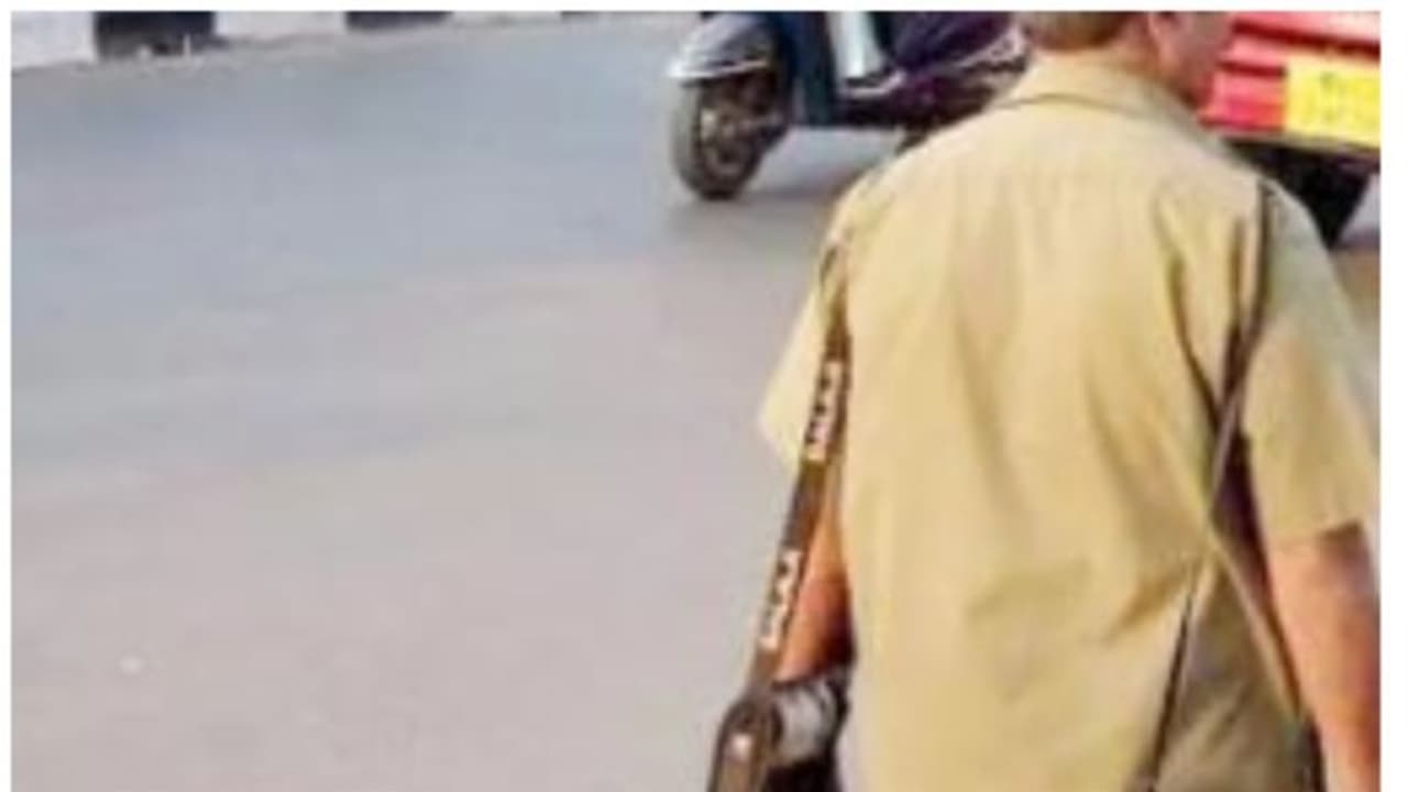 യാത്രക്കാരിയെ രാത്രിയിൽ പാതി വഴിയിൽ ഇറക്കിവിട്ടു, ബസ് കണ്ടക്ടറുടെ ലൈസൻസ് സസ്പെന്റ് ചെയ്തു യാത്രക്കാരിയെ രാത്രിയിൽ പാതി വഴിയിൽ ഇറക്കിവിട്ടു, ബസ് കണ്ടക്ടറുടെ ലൈസൻസ് സസ്പെന്റ് ചെയ്തു