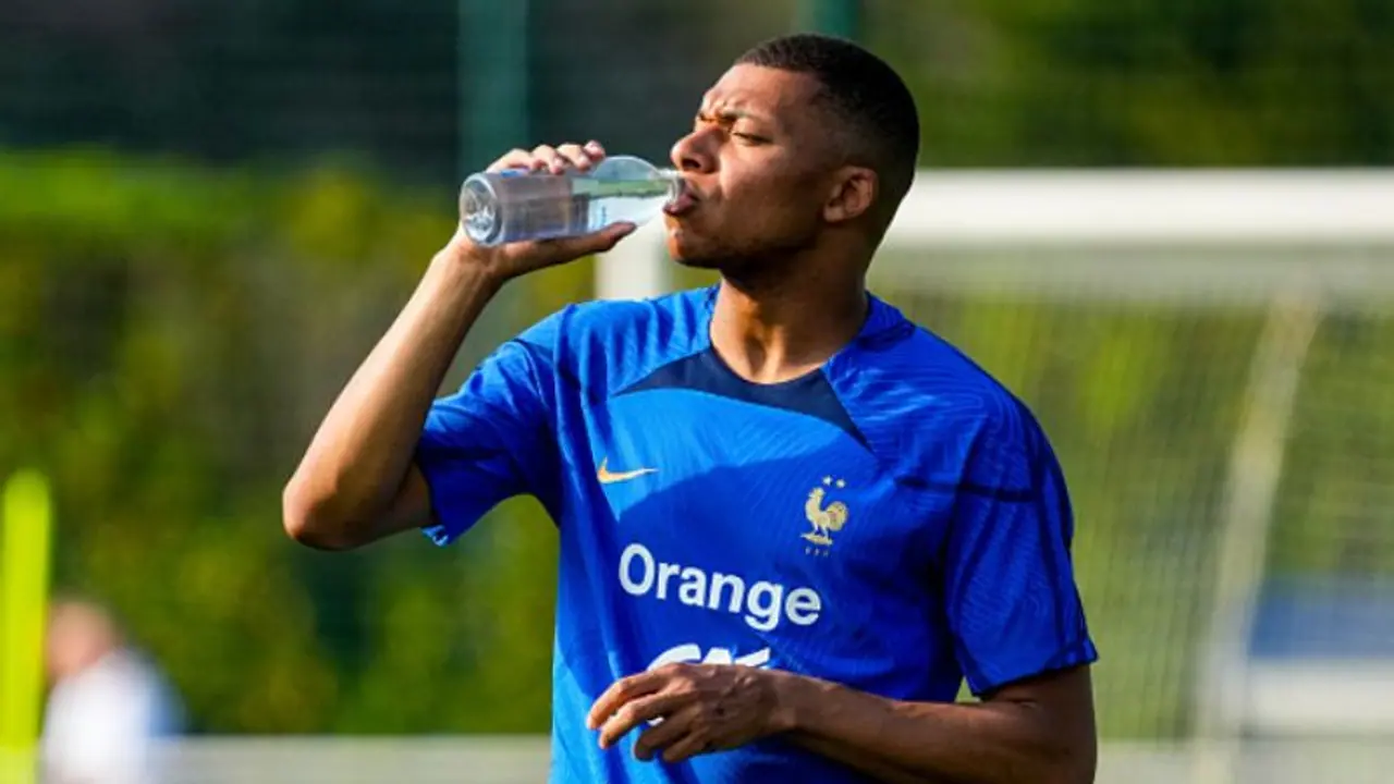 ആ വെള്ളം അങ്ങ് വാങ്ങിവെച്ചേക്ക് കേട്ടോ! എംബാപ്പെ ട്രാൻസ്ഫർ വിഷയത്തിൽ നിലപാട് വ്യക്തമാക്കി പിഎസ്ജി, ഇനിയെന്ത്? ആ വെള്ളം അങ്ങ് വാങ്ങിവെച്ചേക്ക് കേട്ടോ! എംബാപ്പെ ട്രാൻസ്ഫർ വിഷയത്തിൽ നിലപാട് വ്യക്തമാക്കി പിഎസ്ജി, ഇനിയെന്ത്?