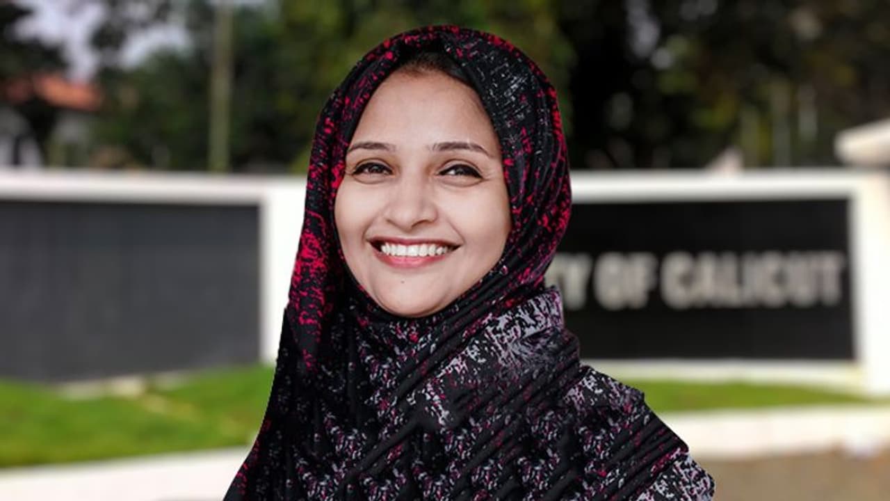 ചരിത്രത്തിൽ ആദ്യം! കാലിക്കറ്റ് സർവകലാശാലയിൽ പുതു ചരിത്രമെഴുതി ഡോ. ആബിദ ഫാറൂഖി ചരിത്രത്തിൽ ആദ്യം! കാലിക്കറ്റ് സർവകലാശാലയിൽ പുതു ചരിത്രമെഴുതി ഡോ. ആബിദ ഫാറൂഖി