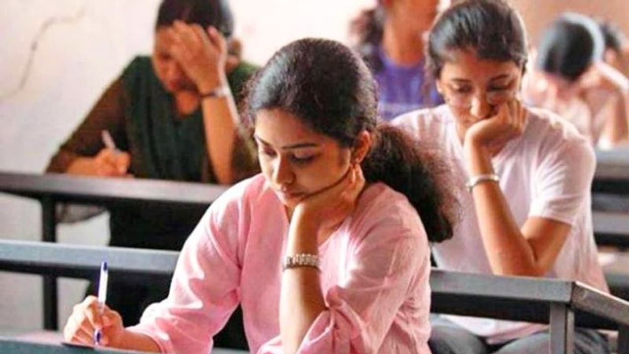 பெண்களை முந்திய ஆண்கள்.. முதல் 50 இடங்களில் 10 பேர் மட்டுமே பெண்கள் நீட் தேர்வு முடிவுகள் சொல்வது என்ன?