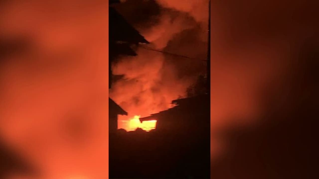 കോഴിക്കോട് പേരാമ്പ്രയിൽ പഞ്ചായത്തിന്റെ മാലിന്യസംഭരണ കേന്ദ്രത്തിൽ വൻ തീപിടുത്തം കോഴിക്കോട് പേരാമ്പ്രയിൽ പഞ്ചായത്തിന്റെ മാലിന്യസംഭരണ കേന്ദ്രത്തിൽ വൻ തീപിടുത്തം