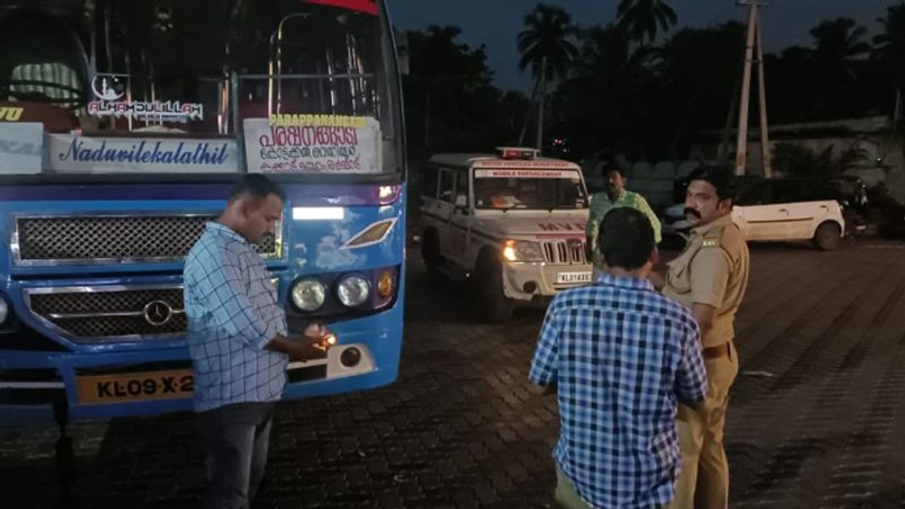 ഓടിക്കൊണ്ടിരിക്കുന്ന ബസിൽ നിന്നും 4 വിദ്യാർഥിനികൾ തെറിച്ചുവീണു: ഫിറ്റ്‌നസ് റദ്ദാക്കി, ലൈസൻസ് തെറിക്കും